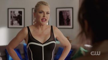 Blanc Rayé Combinaison d'Alexis Carrington (Elaine Hendrix) dans Dynastie (S03E11)