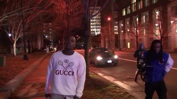 Tennis-logo brodé en coton-jersey sweat-shirt porté par DaBaby dans DaBaby interview après avoir été détenu par la Charlotte Mecklenburg de Police