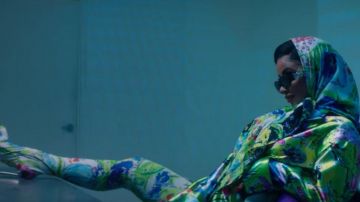 De soie floral foulard de Cardi B dans le Cardi B - Appuyez sur la touche [official Music Video]