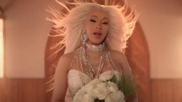 Épaisseur de diamant de collier de collier de Cardi B dans le Cardi B - Attention [Vidéo Officielle]