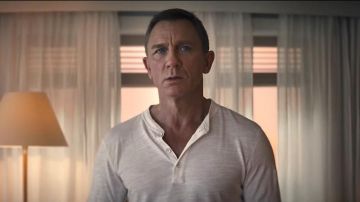 White long-sleeve henley of James Bond (Daniel Craig) in No Time to Die