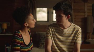 Une top à manches longues portées par Ola Nyman (Patricia Allison) dans l'Éducation Sexuelle (S02E05)