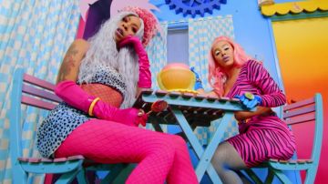White black leopard print dot jupe de Rico Méchant dans Doja Cat - Tia Tamera (Vidéo Officielle) ft. Rico Méchant