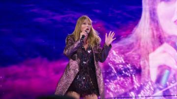 The trench coat sequined Taylor Swift in Miss Americana