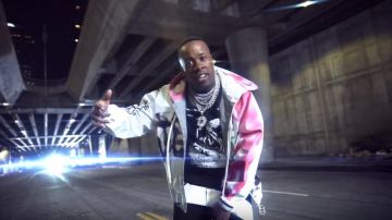 Off-Blanc Noir Ruines de l'Usine d'impression de T-shirt de Yo Gotti dans la vidéo de musique de Yo Gotti - Pose (official Music Video) ft. Megan Toi Étalon, Lil Uzi Vert