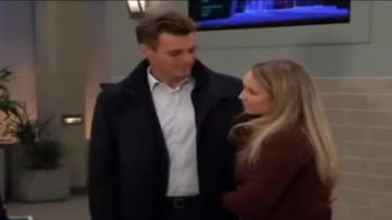 Express Long Down Belted Smocked Puffer Jacket usado por Josslyn Jacks (Eden McCoy) como se ve en general Hospital 30 de enero de 2020