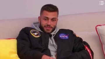 Em­broi­dered Patch Bomber Jack­et Finley Tapp in Love Island UK Season 6 Episode 13