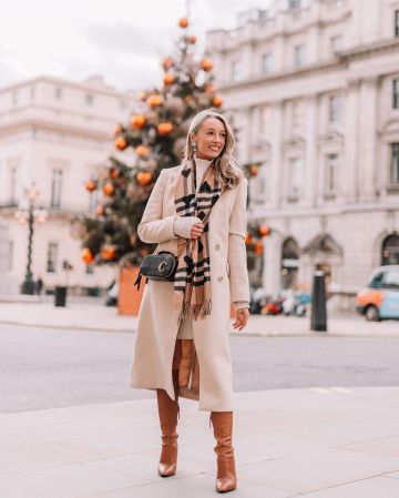 Breast­ed Wool Blend Coat of Josie on the Instagram account @josieldn