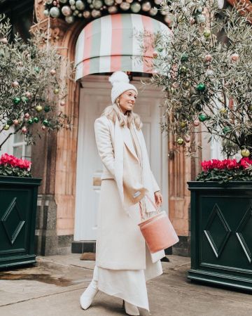 Staud Velvet Bucket Bag de Josie en la cuenta de Instagram @josieldn