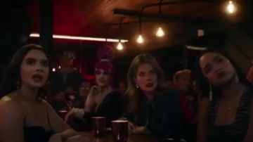 Celine Slim Fit Distressed Jacket usada por Sutton Brady (Meghann Fahy) en The Bold Type Temporada 4 Episodio 2