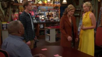Vestido amarillo de volantes de cuello alto usado por Mandy Baxter (Molly McCook) en Last Man Standing Temporada 8 Episodio 8