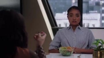 Blouse en Blanc porté par Jane Sloan (Katie Stevens) dans Le Gras Saison 4 Épisode 2