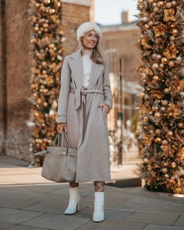 Lily Her­ring­bone Over­coat of Josie on the Instagram account @josieldn