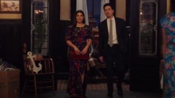 Noir à Manches Courtes imprimé Floral Robe Maxi porté par Amy (America Ferrera) dans le Superstore de la Saison 5, Épisode 14