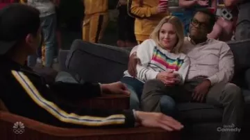 Raimbow Rayé Sweat-shirt porté par Eleanor Shellstrop (Kristen Bell) à La Bonne Place Saison 4 Épisode 13