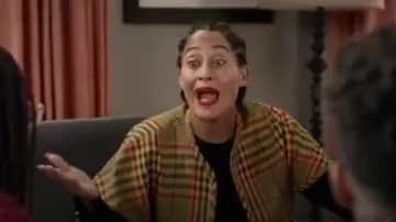 Sassen Tranchée en Jaune Bottiglia sur Garmentory porté par arc-en-ciel Johnson (Tracee Ellis Ross), en black-ish Saison 6, Épisode 14