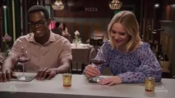 Épaule froide Smockée Floral Blouse porté par Eleanor Shellstrop (Kristen Bell) à La Bonne Place Saison 4 Épisode 13