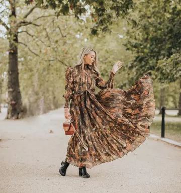 Chloé Leather Shoul­der Bag of Josie on the Instagram account @josieldn