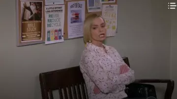 Pink and White Flo­ral Print Blouse worn by Jill (Jaime Pressly) in Mom Season 7 Episode 13