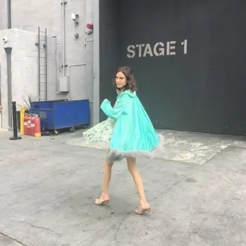 Les mules beige, au talon moyen et à la pointe ouverte d'Alexa Chung sur le compte Instagram de @alexachung