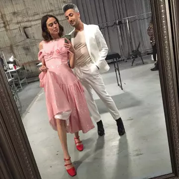 Les escarpins rouges, au talon épais, au bout fermé et avec sangles d'Alexa Chung sur le compte Instagram de @alexachung