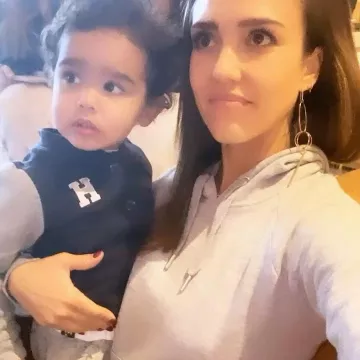 Pendientes de Jessica Alba en la cuenta de Instagram de @jessicaalba