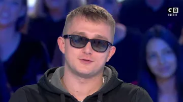 Lunettes opaques monture noires de Vald dans L'invité OVNI : VALD, le Eminem français - Salut les Terriens