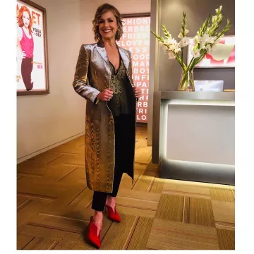 The long trench coat silver Melora Hardin on the account Instagram of @meloradhardin