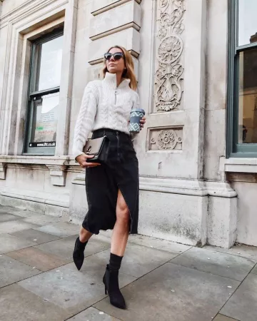Mango Den­im Skirt of Jessica Harris on the Instagram account @jessicasharris_