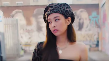 Heart Tag Tog­gle Neck­lace worn by Jennie Kim in the music video JENNIE - 'SOLO' M/V