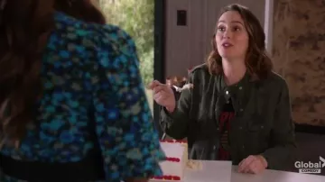 Camiseta gráfica con gráfico "Super Loved" usado por Angie D'Amato (Leighton Meester) en Padres solteros Temporada 2 Episodio 14