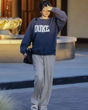 DUC Sweat-shirt de Selena Gomez sur Instagram account @khantdesigns