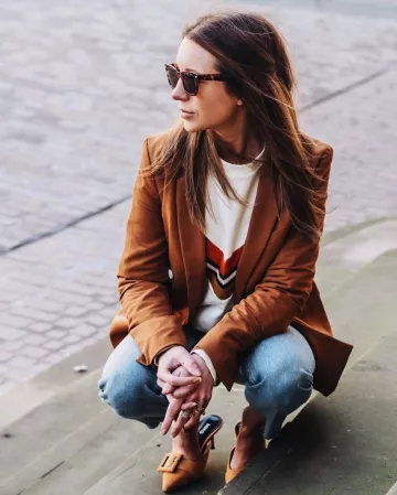 Pan­els Sweat­shirt of Jessica Harris on the Instagram account @jessicasharris_