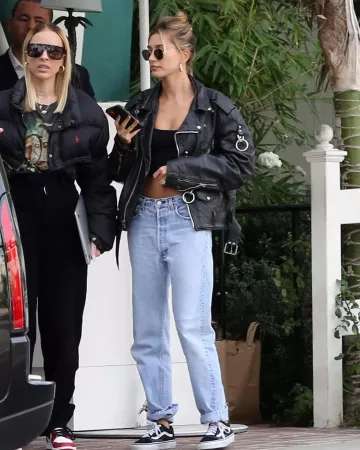 R13 Rénové Veste en Cuir Avec Anneaux portés par Hailey Baldwin Los Angeles le 31 janvier 2020