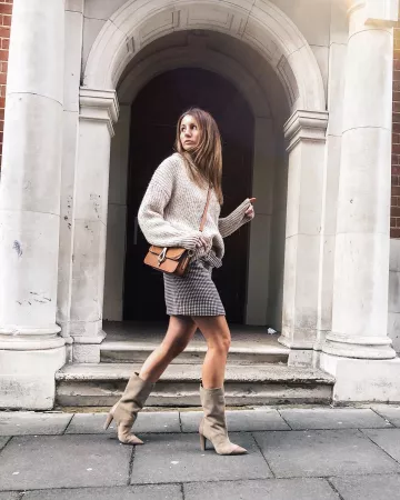 Check Miniskirt of Jessica Harris on the Instagram account @jessicasharris_