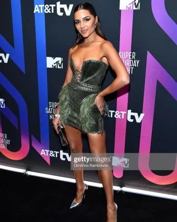 Jimmy Choo Anouk escarpins en Cuir Argenté porté par Olivia Culpo À Super la Nuit de samedi 1er février 2020