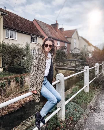 Leop­ard Coat of Jessica Harris on the Instagram account @jessicasharris_