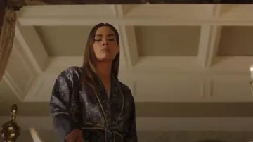 Túnica de estampado Paisley azul/amarilla usada por Cristal Carrington (Daniella Alonso) en Dynasty Temporada 3 Episodio 11