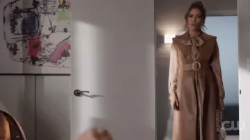 Beige Matelassé Chaîne d'Or Sangle Sac porté par Cristal Carrington (Daniella Alonso) dans la Dynastie Saison 3 Épisode 11