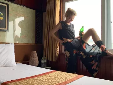 Le crop top sans manche au col rond, gris foncé de Meghann Fahy sur le compte Instagram de @meghannfahy