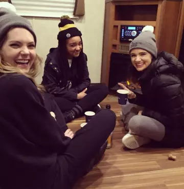 Le bonnet gris au pompon blanc de Meghann Fahy sur le compte Instagram de @meghannfahy