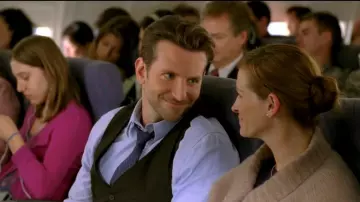 Veston noir de Holden (Bradley Cooper) dans Valentine's Day