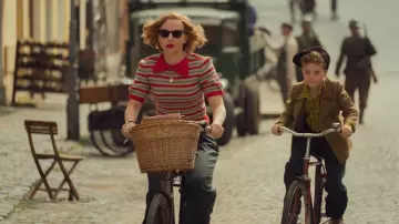 La tshirt rayé avec col claudine rouge de Rosie Betzler (Scarlett Johansson) dans Jojo Rabbit