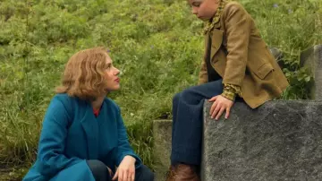 Le manteau bleu turquoise de Rosie (Scarlett Johansson) dans Jojo Rabbit