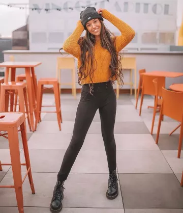 Dr Martens Noir Lisse Bottes de Marta Diaz sur l'Instagram account @martaa_diiaz