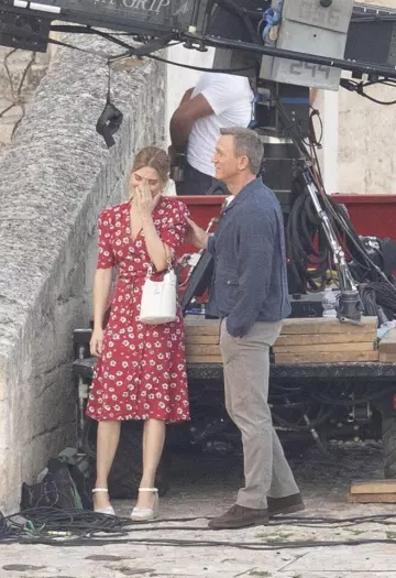 Tod's Handbag Shoulder Bag in white worn by Léa Seydoux (Madeleine Swann) on the set of No Time To Die in Matera (Italy)