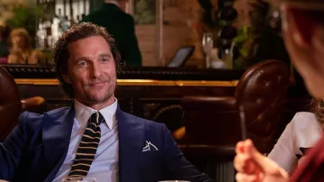 De noir et de jaune Tricot rayé cravate portée par Mickey Pearson (Matthew McConaughey) comme on le voit dans L'Messieurs