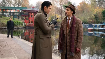 Manteau marron porté par l'Œil Sec (Henry Golding) comme on le voit dans L'Messieurs