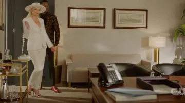 White Bean Shaped Bag of Alexis Carrington (Elaine Hendrix) in Dynasty (S03E11)