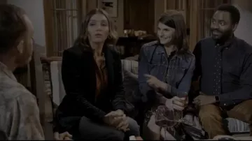 Den­im Jack­et worn by Allison (Lindsey Kraft) in Grace and Frankie Season 6 Episode 5